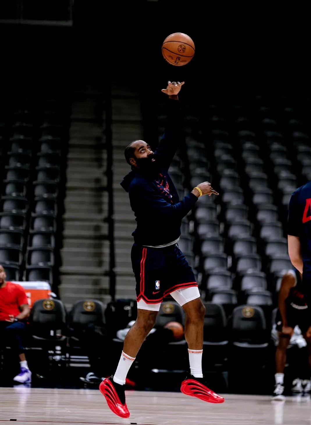 问鼎国际-包含今夜洛杉矶快船备战NBA季后赛；战术微调细节曝光；媒体盛赞；训练强度明显提升的词条