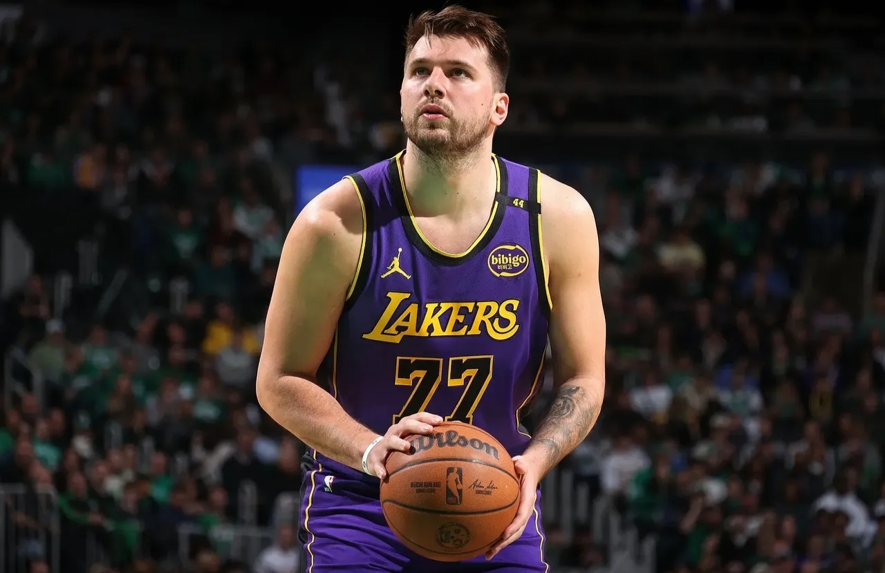 问鼎国际-东契奇回归赛场，突破纪录首场状态亮眼，美国队观众沸腾！的简单介绍