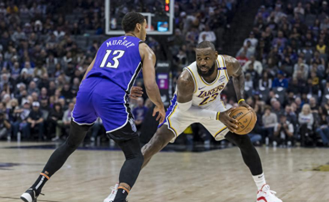 问鼎国际-詹姆斯连续七场比赛得分超过挺进下一轮，勇士挑战极限！的简单介绍